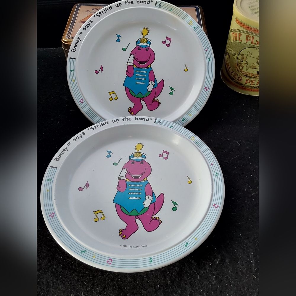 2 Vintage 1992 Barney "Strike Up the Band" Plastic plates.
